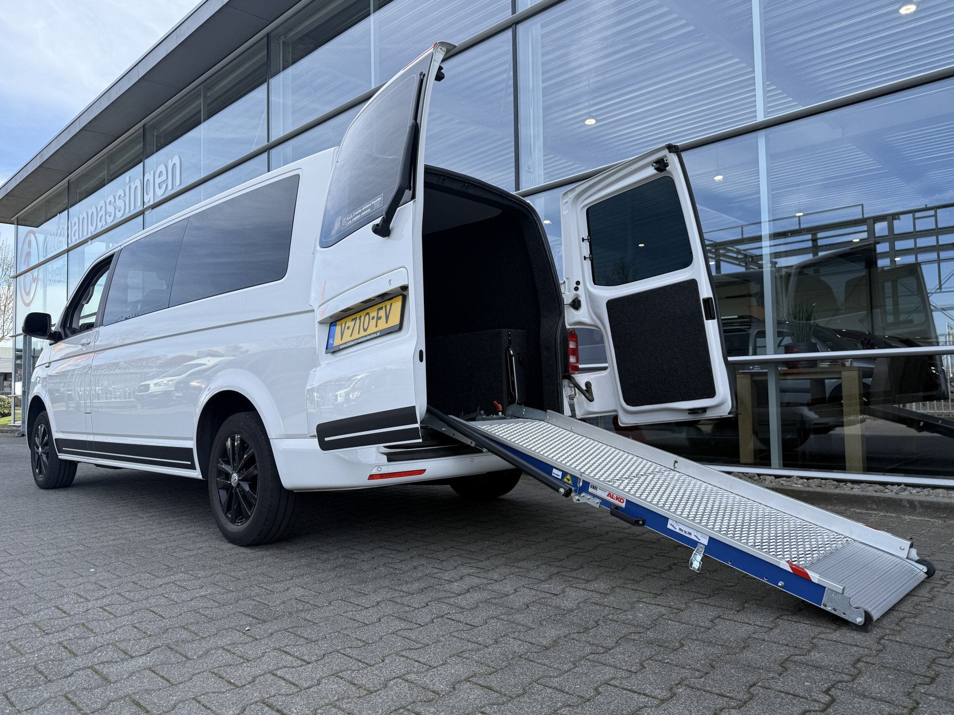 Volkswagen Transporter 4+1 Rolstoelbus 2.0 TDI L2H1 Comfortl, Auto's, Bestelauto's, Voorwielaandrijving, Gebruikt, 4 cilinders