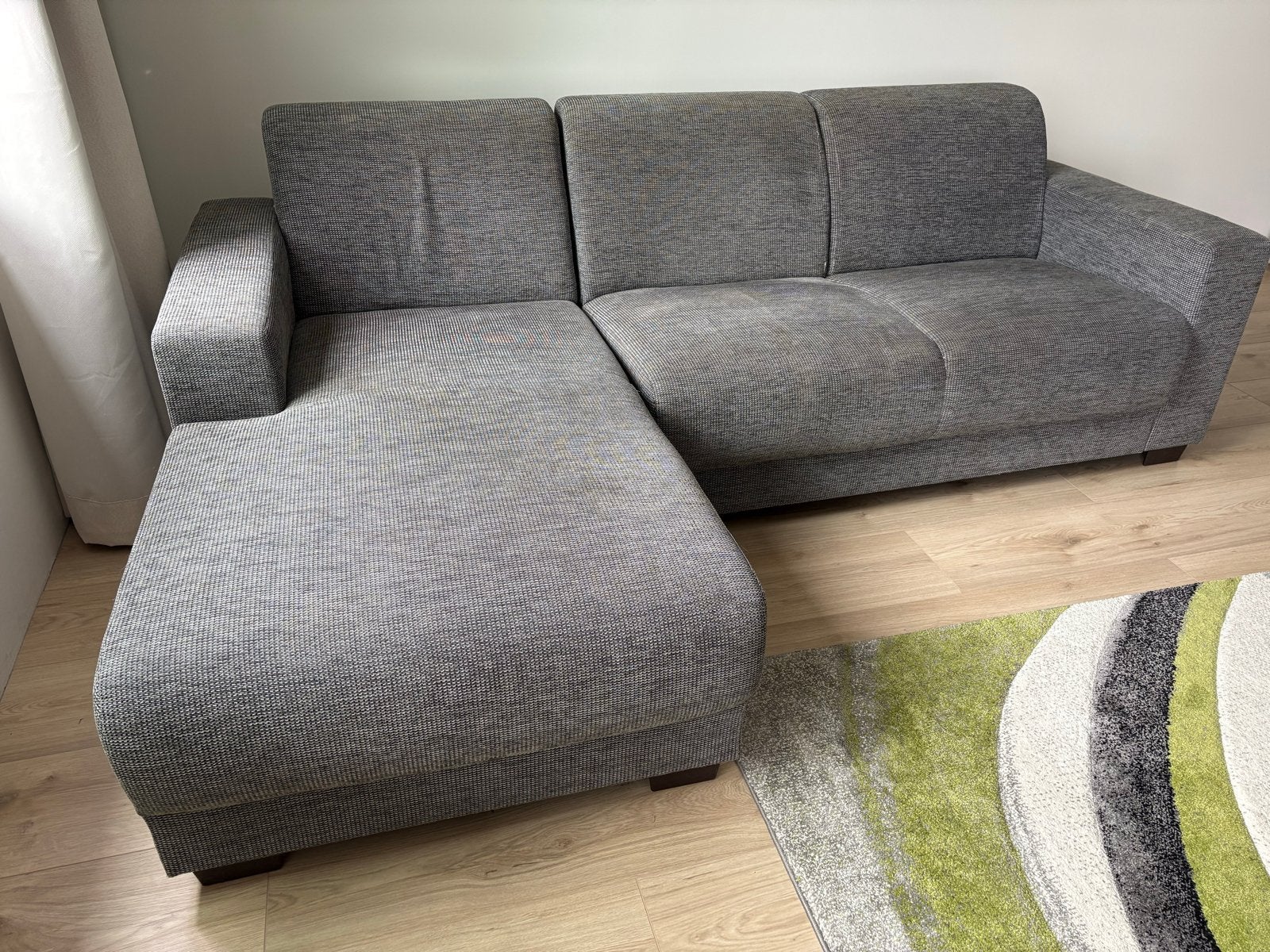 Grijze hoekbank met chaise longue - 240 cm breed, Huis en Inrichting, Banken | Bankstellen, Gebruikt, Hoekbank, 75 tot 100 cm