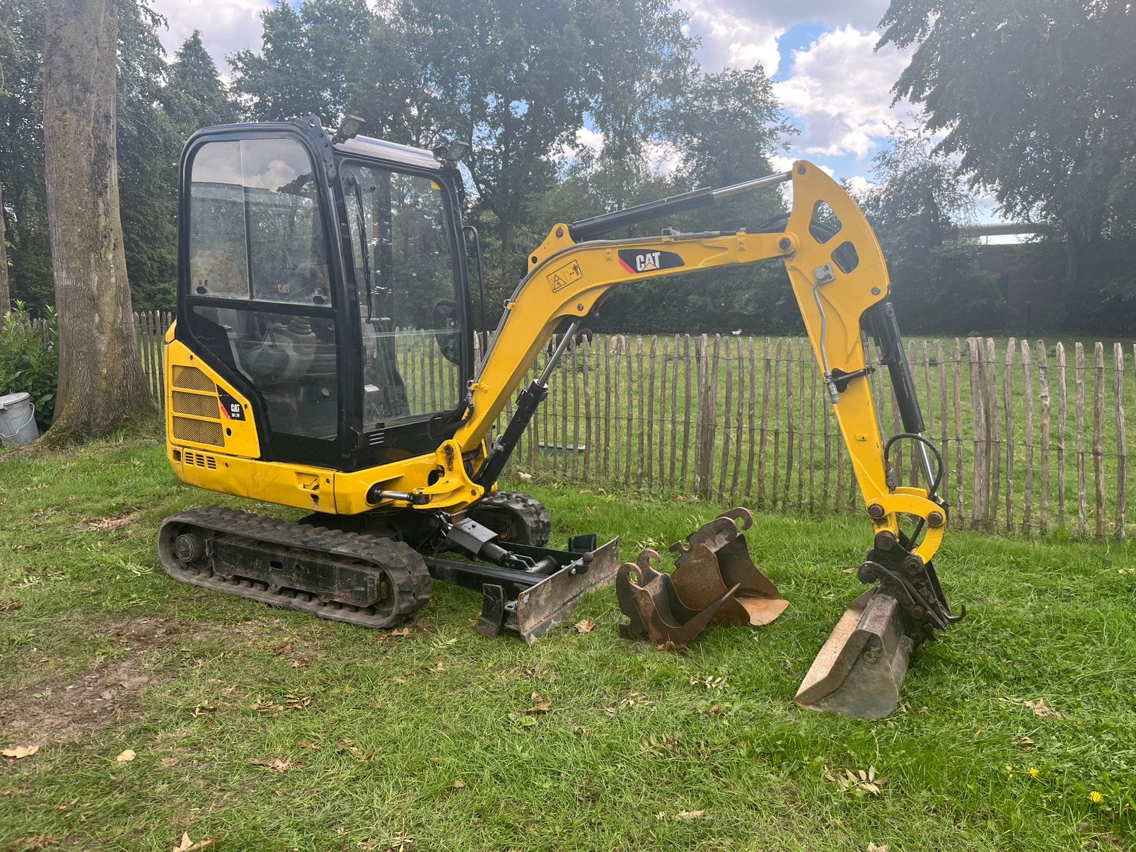 Foto 2 van 2x cat minigraver 301.4C & 301.7D Bouwjaar 2014 & 2017