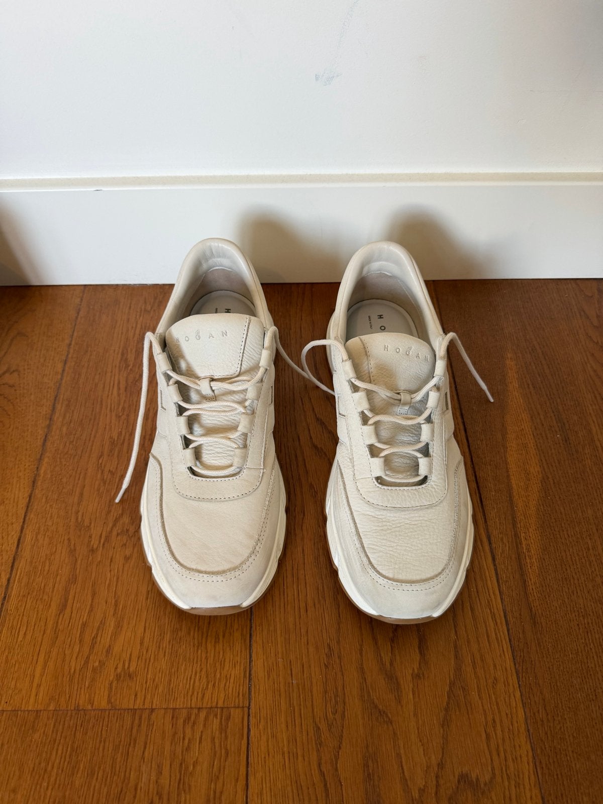 Nieuwe Hogan sneakers, maat 9 (halve maat te klein voor mij), Kleding | Dames, Ophalen, Nieuw, Beige, Sneakers of Gympen