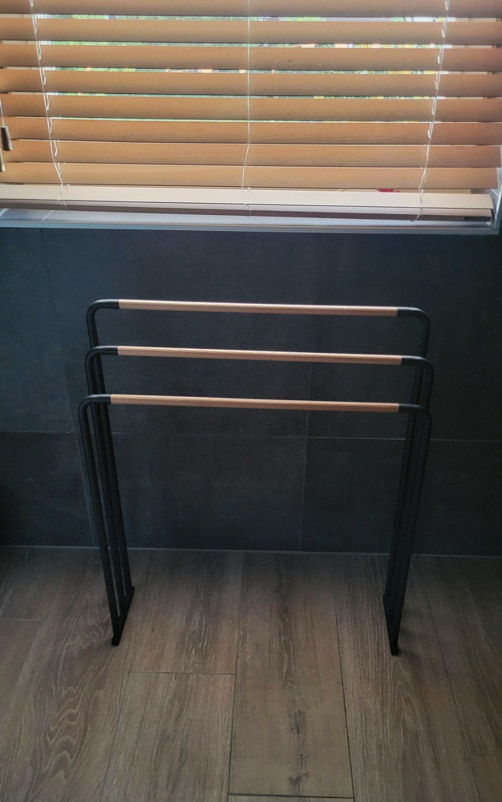 Stijlvol Handdoekenrek Zwart met Houten Details, Huis en Inrichting, Ophalen of Verzenden, Zo goed als nieuw, Zwart, Handdoekenrek