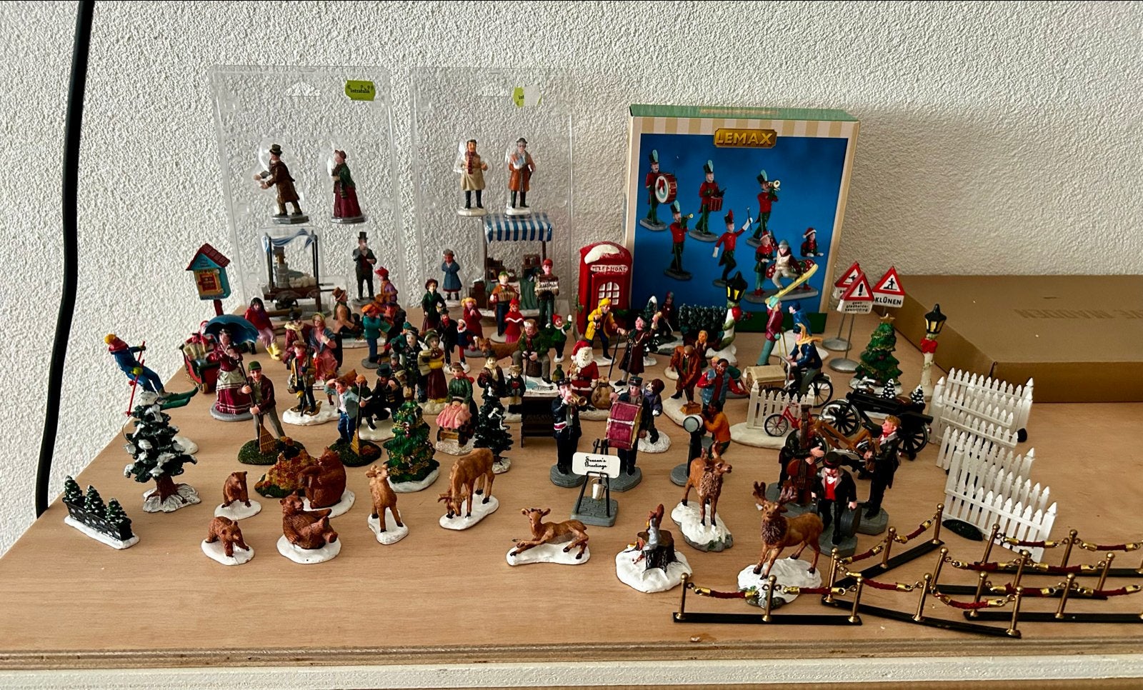 85 poppetjes, hekjes en accessoires kerst kerstdorp lemax, Ophalen, Gebruikt