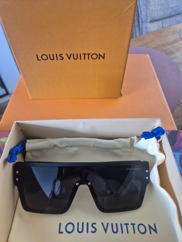 Louis Vuitton Zonnebril - Zo goed als nieuw, Overige merken, Zonnebril, Zwart, Ophalen of Verzenden