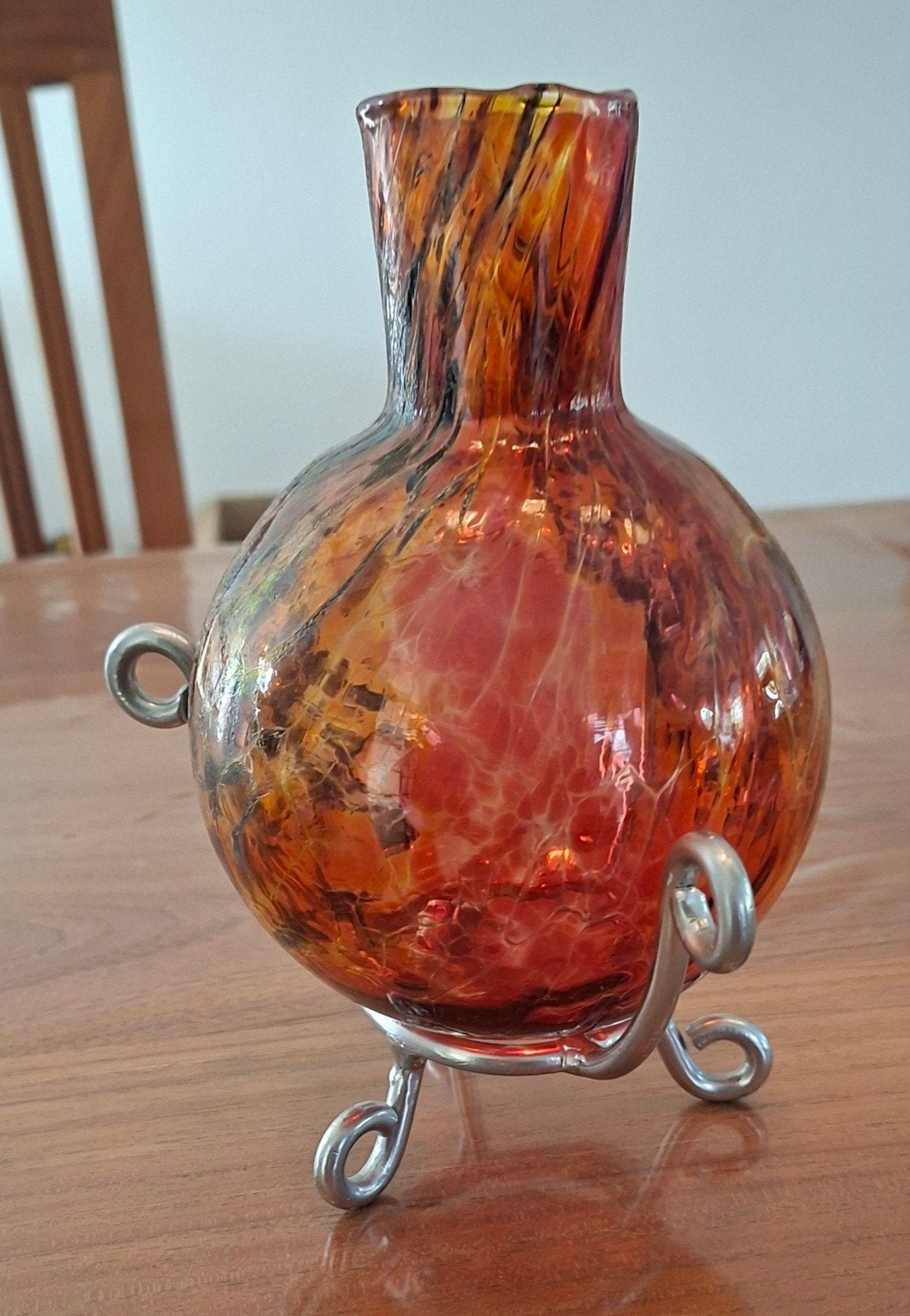 Unieke glazen vaas met metalen standaard - Oranje/Rood, Antiek en Kunst, Ophalen
