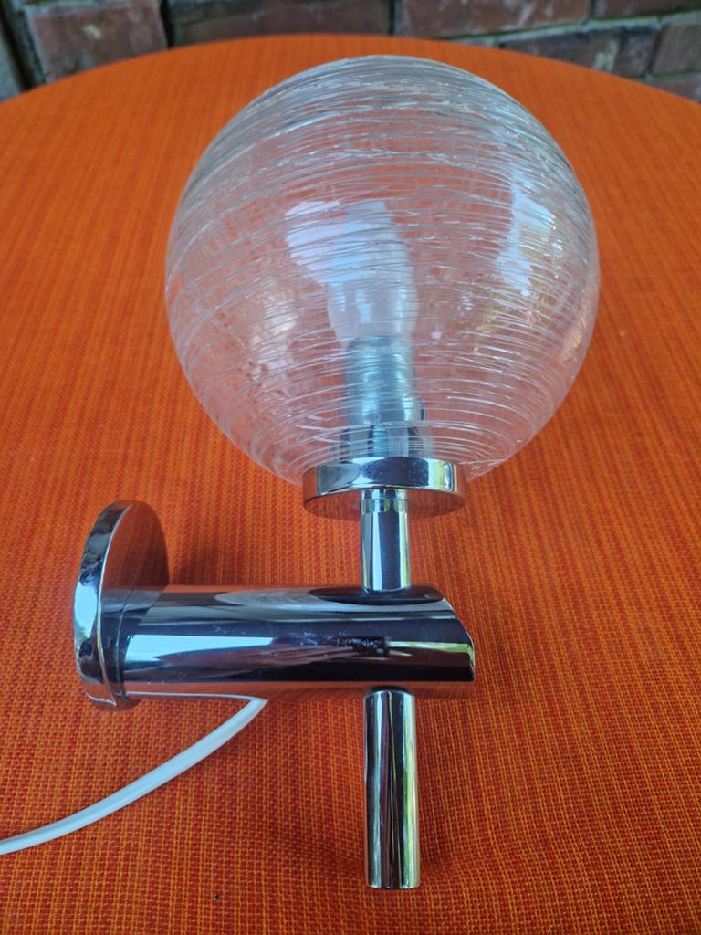 vintage chrome wandlamp met bol van glas space age, Ophalen of Verzenden, Zo goed als nieuw, Glas, Modern design retro space age