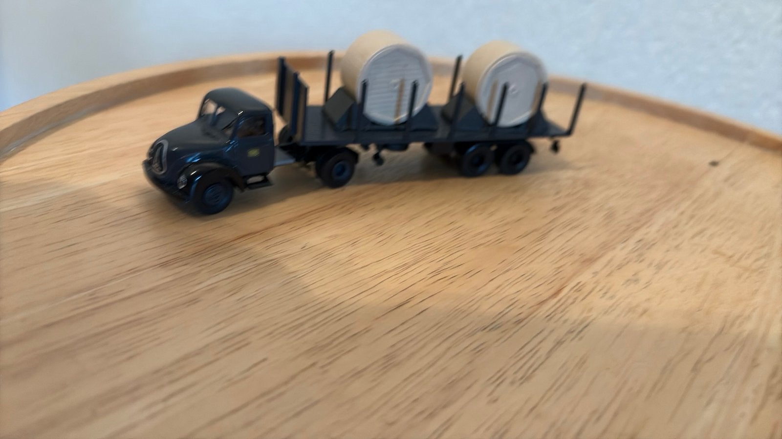 BREKINA MAGIRUS DEUTz MET OPLLEGGER MET LADING ROLLEN 1:87, Ophalen of Verzenden