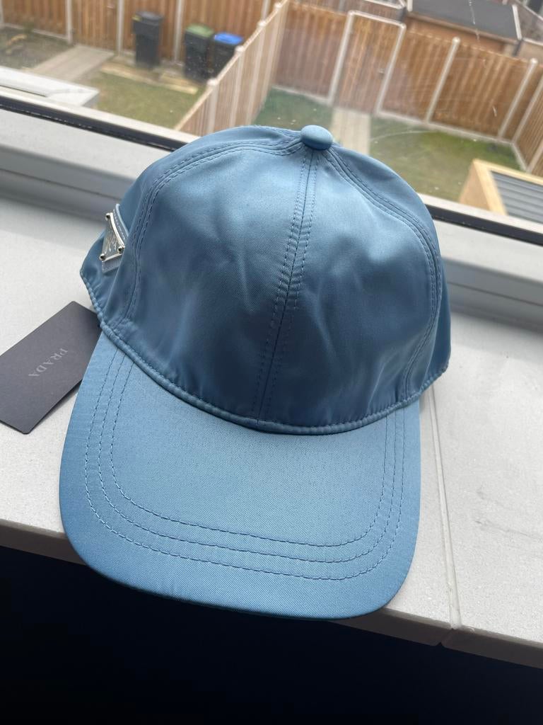 Prada pet lichtblauw, Kleding | Dames, Hoeden en Petten, Ophalen of Verzenden, Nieuw, One size fits all, Pet