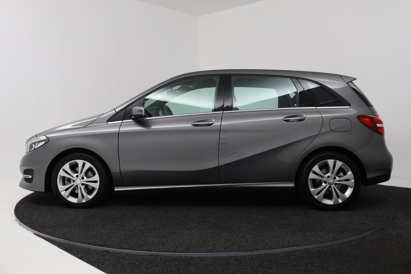 Mercedes-Benz B-Klasse 180 Ambition (bj 2016, automaat), Auto's, Lichtsensor, 1325 kg, Gebruikt, Euro 6