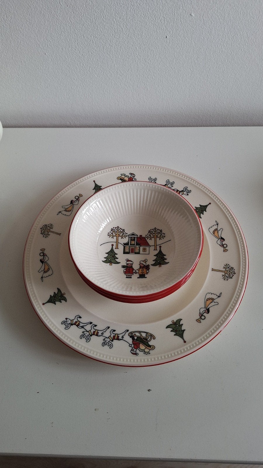 Wedgwood Windsor Christmas servies - 3 kommen en 1 bord, Huis en Inrichting, Ophalen, Klassiek, Zo goed als nieuw, Bord(en)