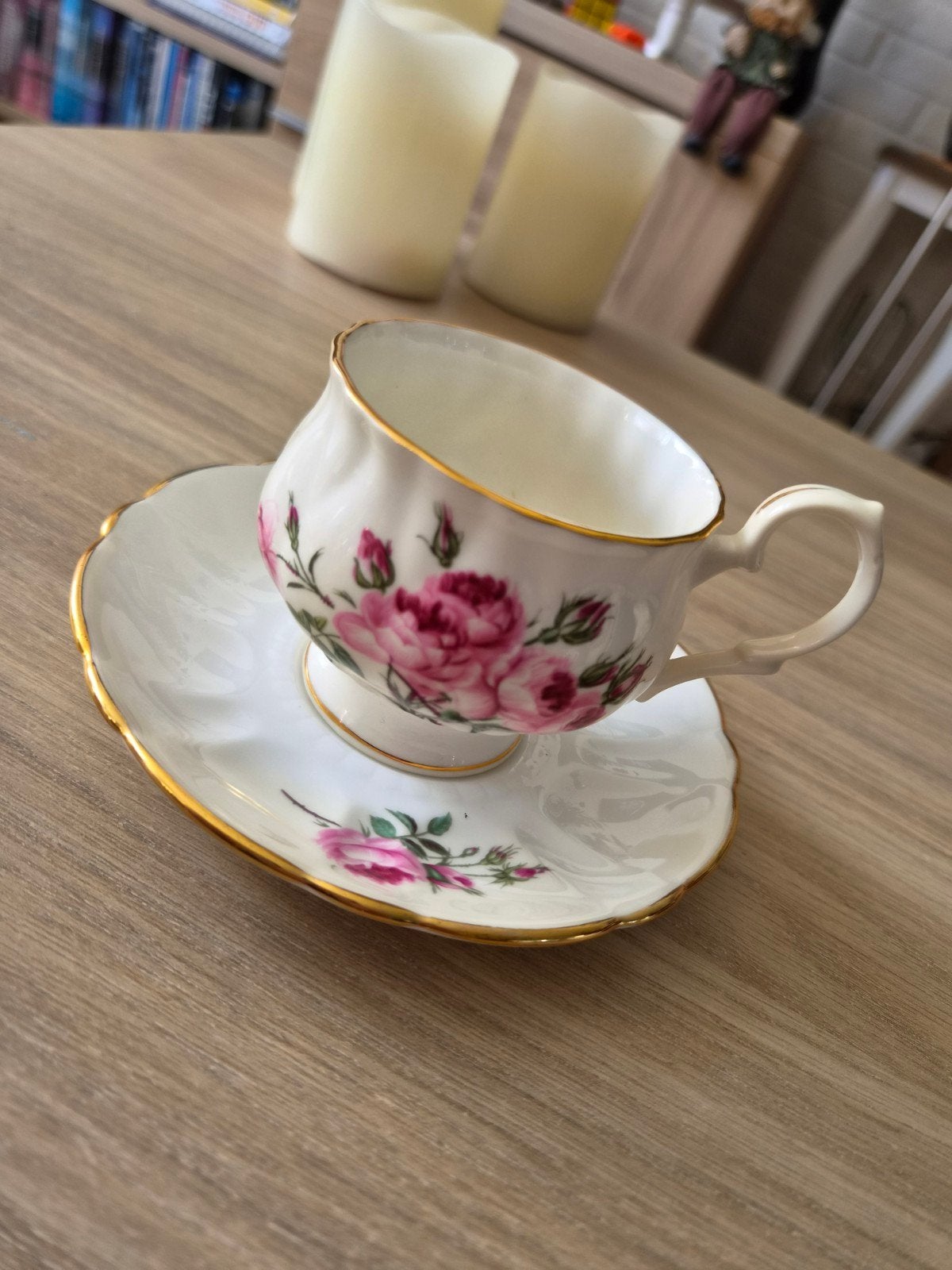 vintage kop-en-schotelsetje van Royal Windsor (Fine Bone Chi, Verzamelen, Ophalen, Zo goed als nieuw, Porselein, Kop en/of schotel