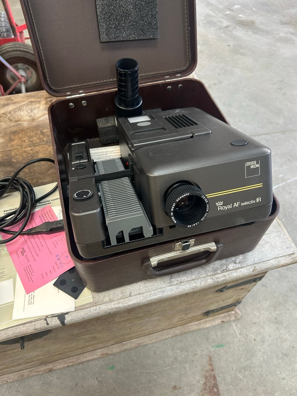 Zeiss Ikon Royal AF selectiv IR diaprojector in koffer, Ophalen of Verzenden, Gebruikt, Met scherm