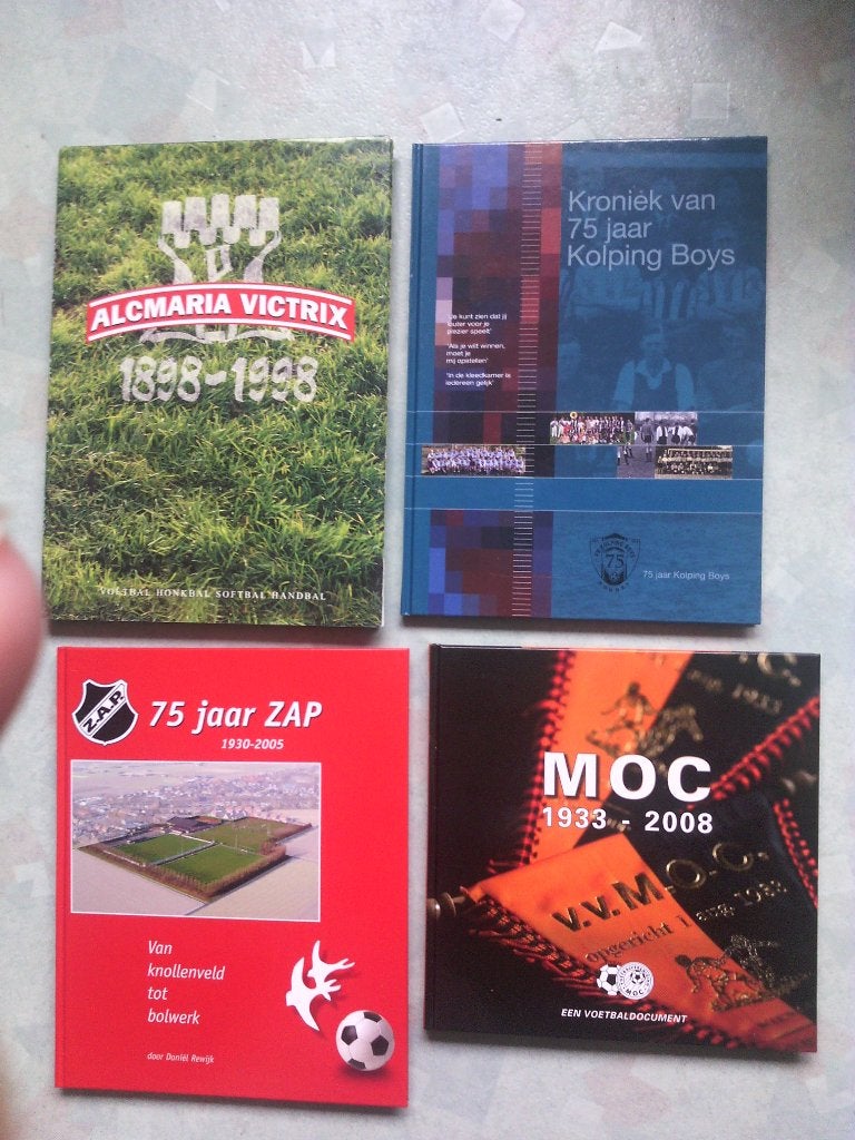 voetbalboeken- Jubileumboeken Amateurvoetbal ( 10 stuks ), Ophalen of Verzenden, Zo goed als nieuw, Balsport