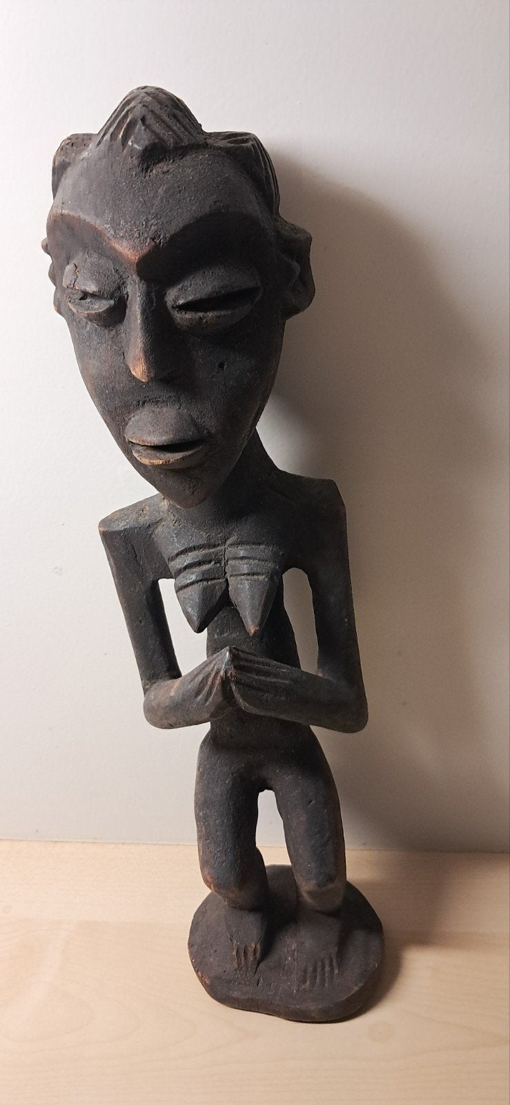 Vintage Afrikaans houten beeld - Knielende vrouw, Hout, Bruin, Afrika, Ophalen of Verzenden
