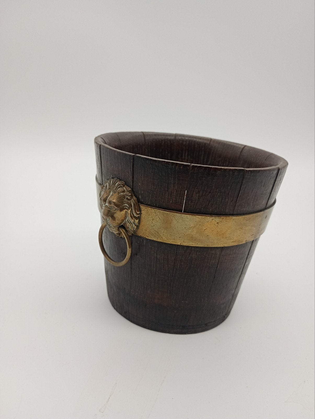 Antieke houten emmer met messing leeuwenkop, Ophalen of Verzenden
