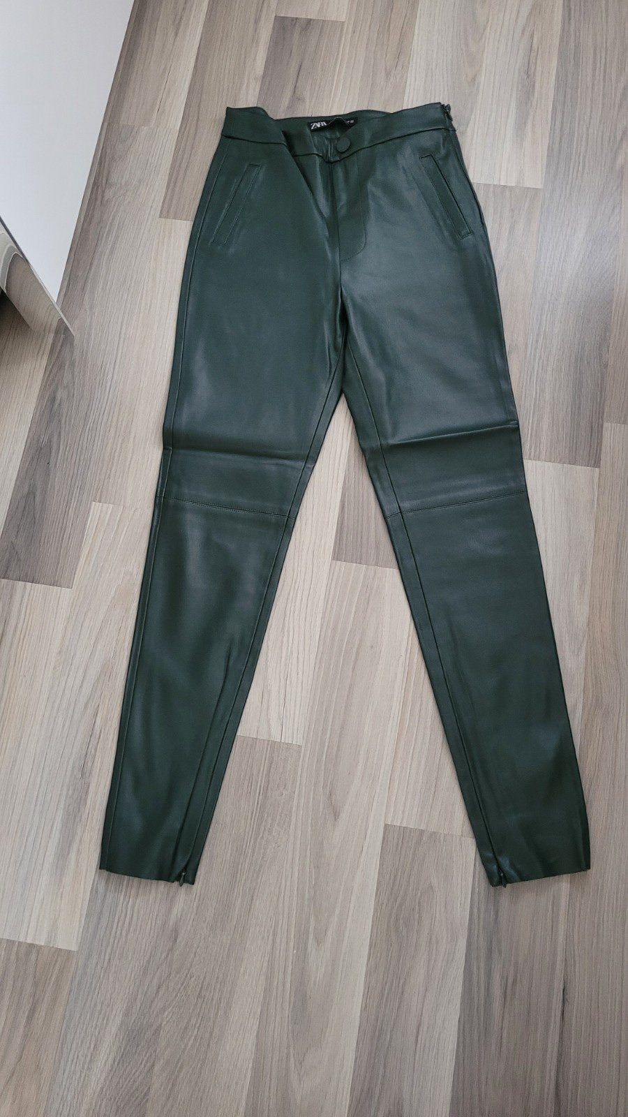Zara Groene Faux Leren Broek - Maat XS, Zara, Nieuw, Ophalen of Verzenden, Maat 34 (XS) of kleiner