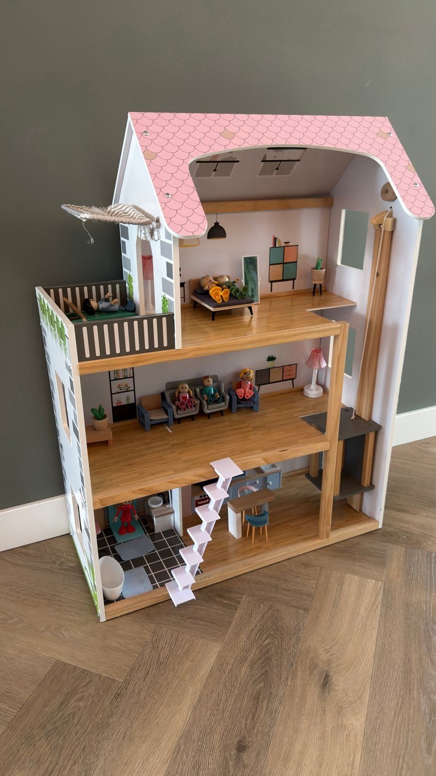 Poppenhuis met poppetjes en meubels, Ophalen, Gebruikt, Poppenhuis