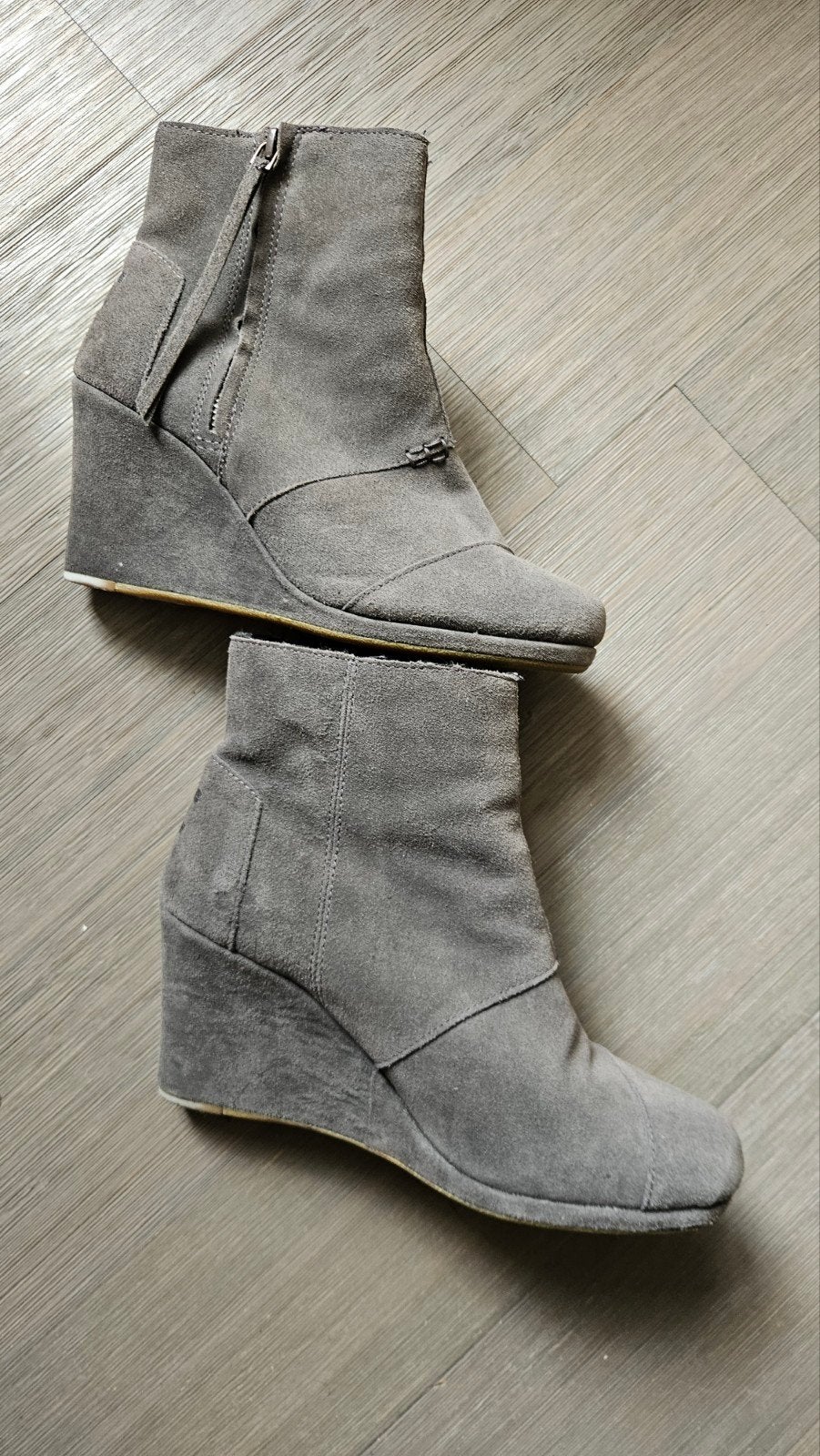 TOMS suède enkellaarsjes met sleehak - Maat 39.5, Lage of Enkellaarzen, Ophalen of Verzenden, TOMS, Grijs