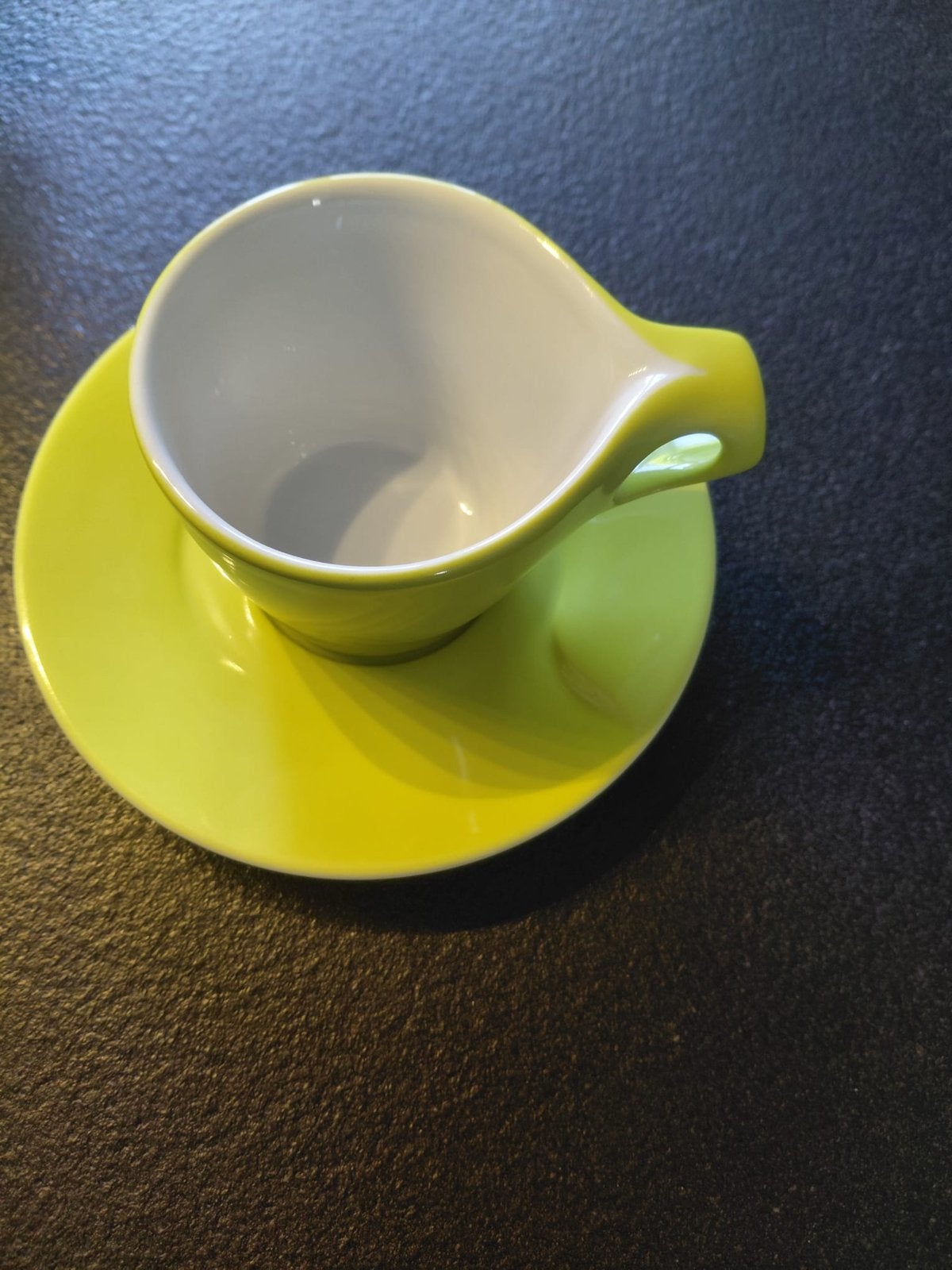 Set 6 artistieke kopjes met schotels limegroen, merk Walküre, Huis en Inrichting, Keuken | Servies, Ophalen, Overige merken, Keramiek