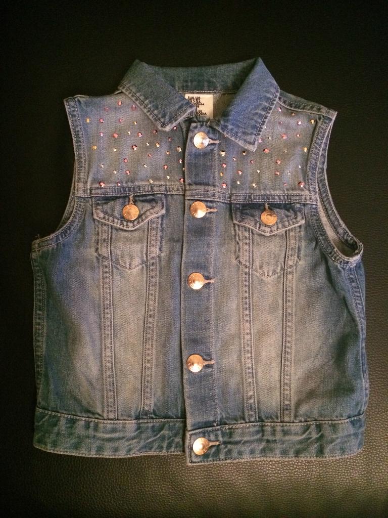 A must-have H&M gilet mouwloos denim jack jas spijkerjas 122, Kinderen en Baby's, Kinderkleding | Maat 122, Ophalen of Verzenden
