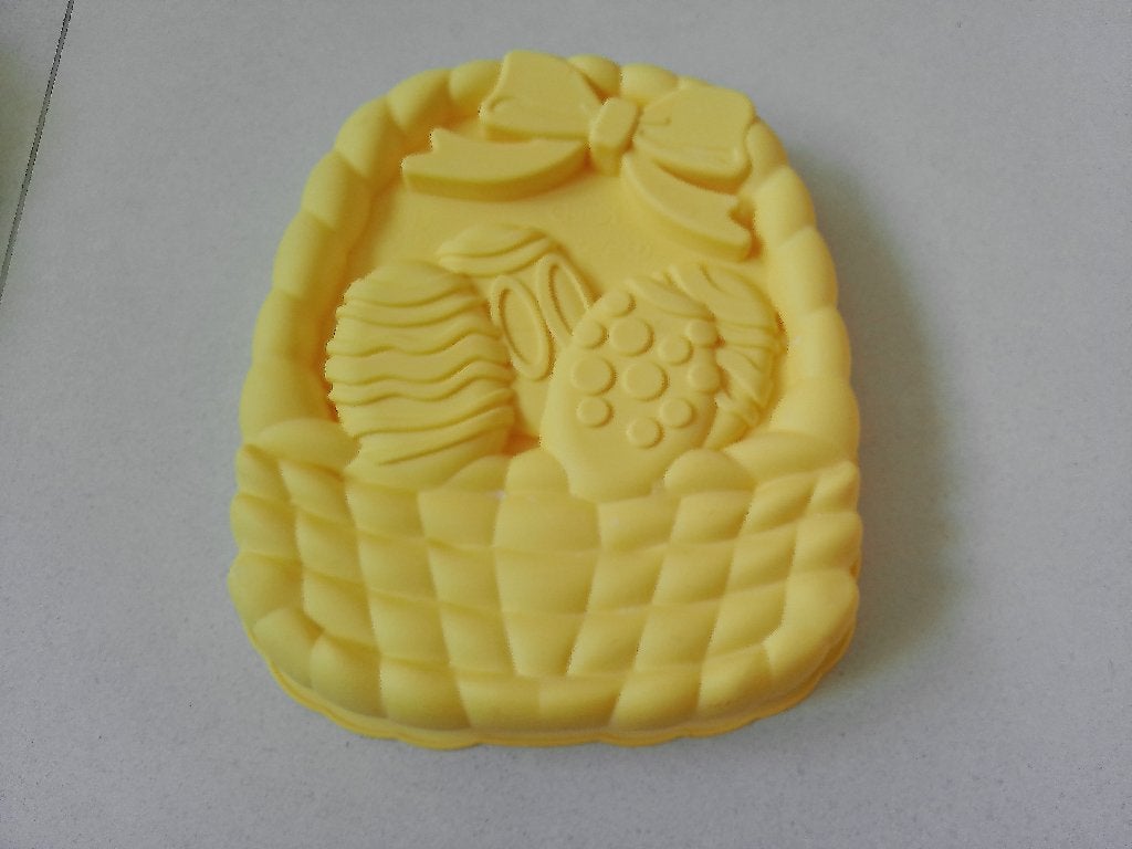 NIEUW 1 siliconen bakvorm paasmand met eieren geel, Ophalen of Verzenden, Nieuw, Taarten, Bakvorm