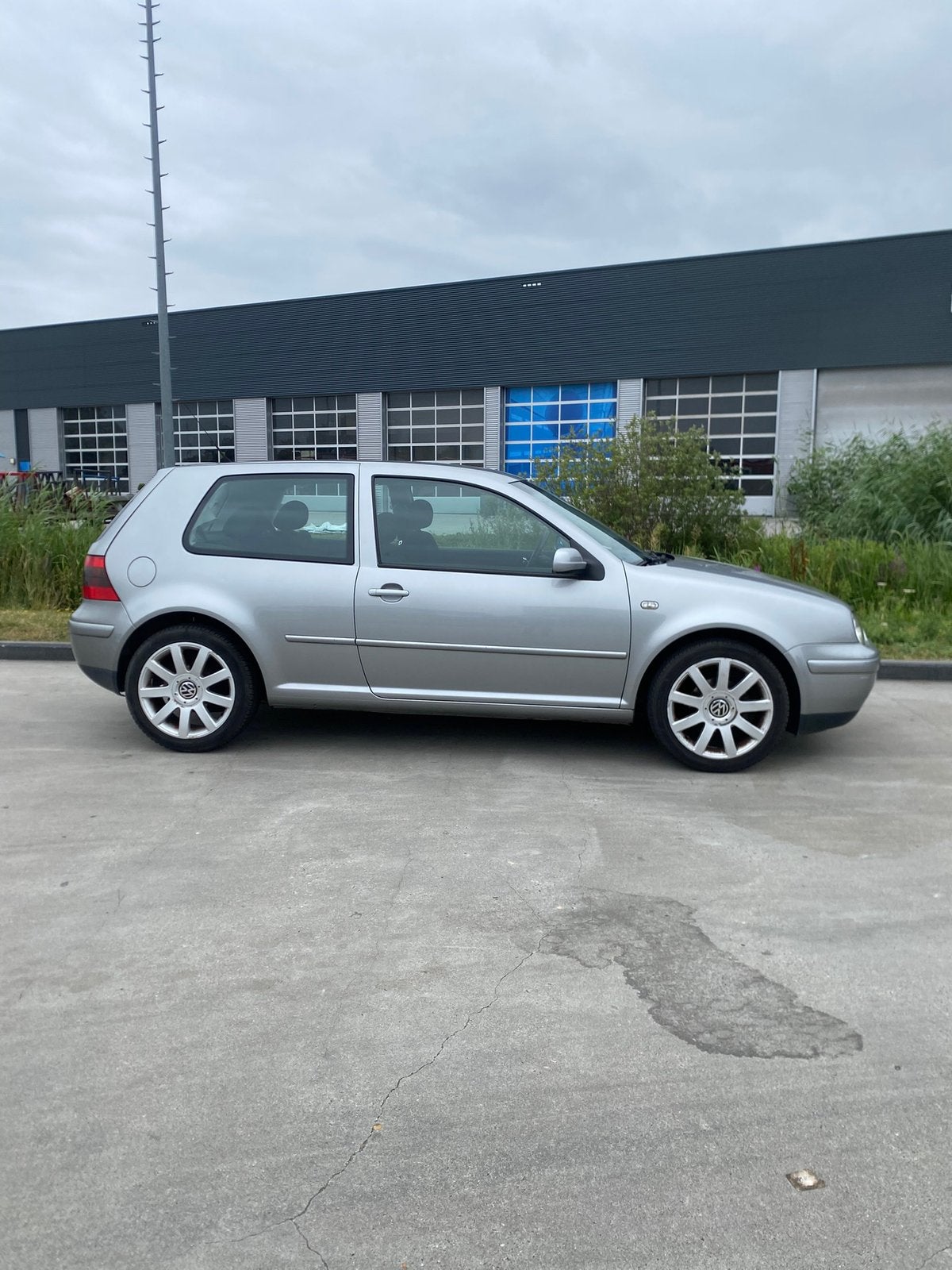Volkswagen Golf 1.4 55KW 2003 Grijs, Auto's, Voorwielaandrijving, 74 pk, Zwart, 49 €/maand