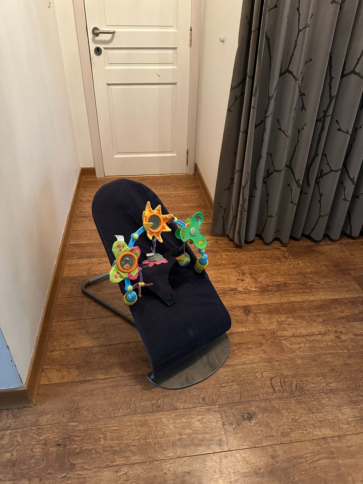 Babybjorn wipstoel / relax met Tiny Love speelboog, Kinderen en Baby's, Ophalen