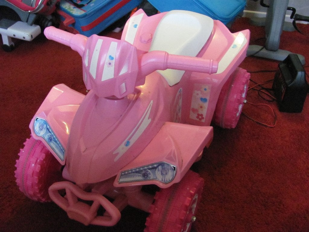 meisjes squad oplaadbaar met accu lader 12v/6v, Kinderen en Baby's, Ophalen, Zo goed als nieuw