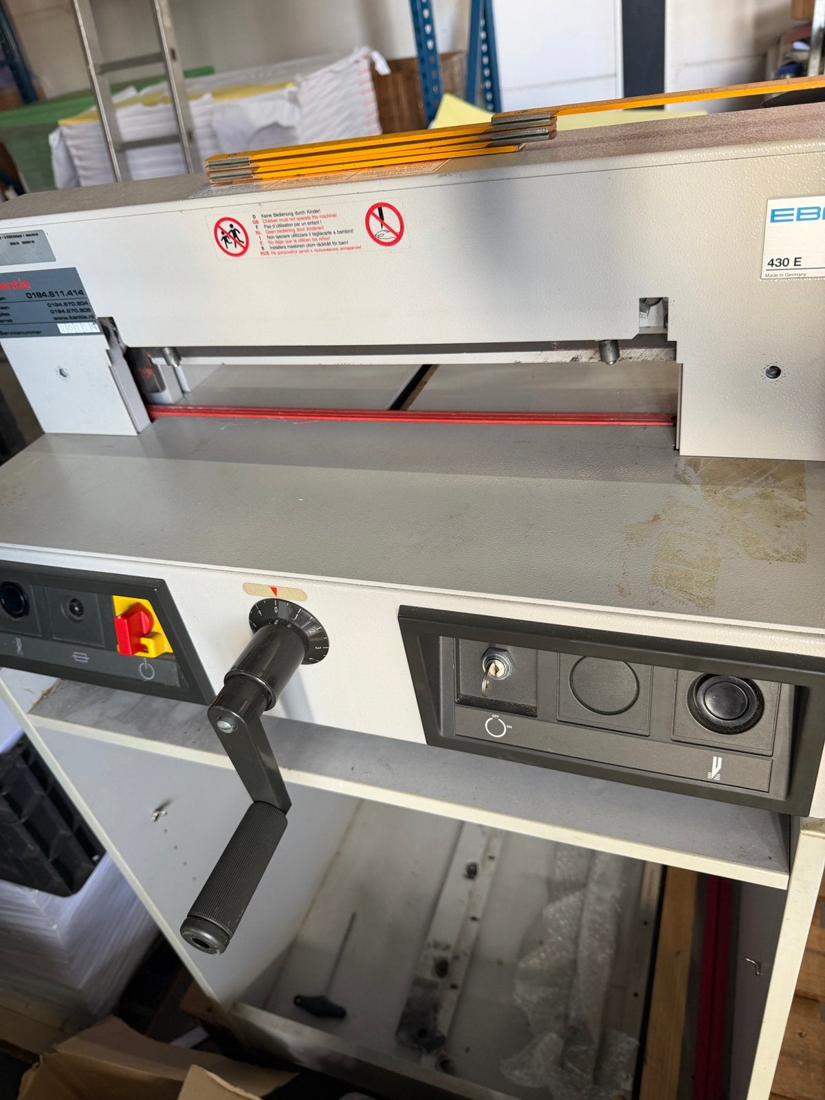 Elektrische papiersnijder 230V met extra mes, Hobby en Vrije tijd, Ophalen, Gebruikt, Overige typen, Metaal