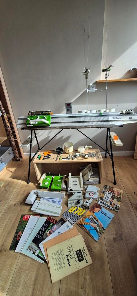 Titel: Zeer complete Passap Duomatic 80 Breimachine –, Hobby en Vrije tijd, Ophalen, Gebruikt, Breien, Machine