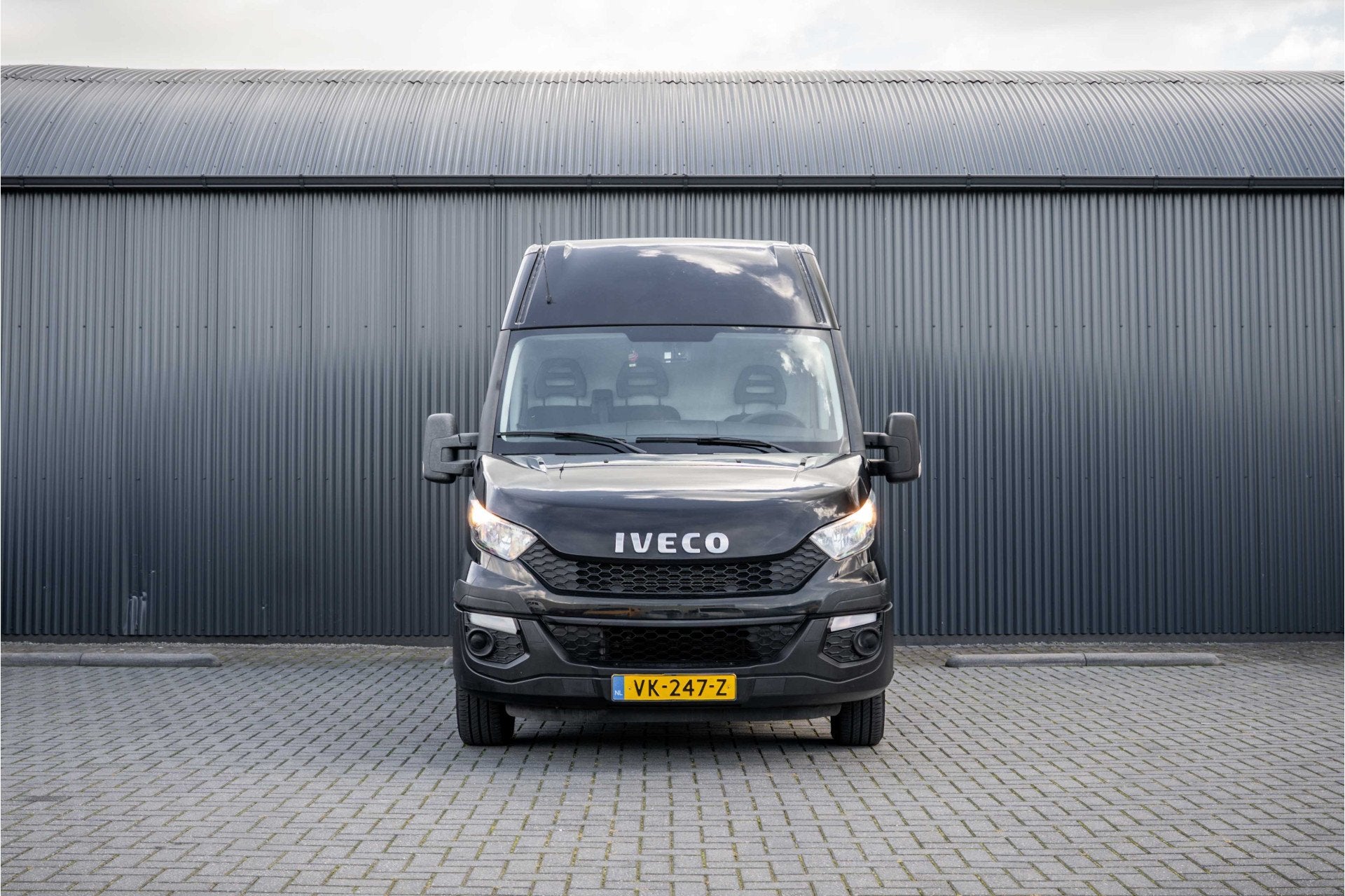 Iveco Daily 35S13 L2H2 | 3-Zits | 3.5T Trekgewicht | Camera, Auto's, 13 km/l, Euro 5, Gebruikt, Zwart