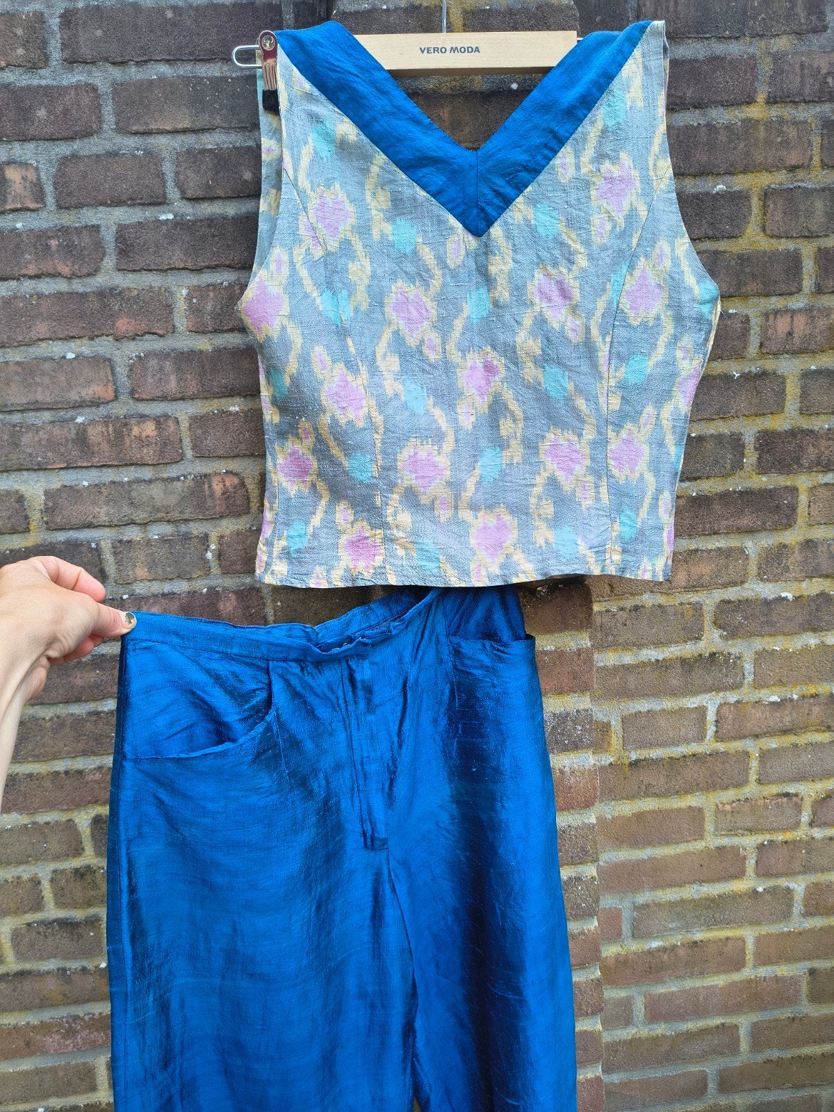Elegant glanzende blauwe set two piece pak met S, Blauw, Ophalen of Verzenden, Maat 36 (S), Lang