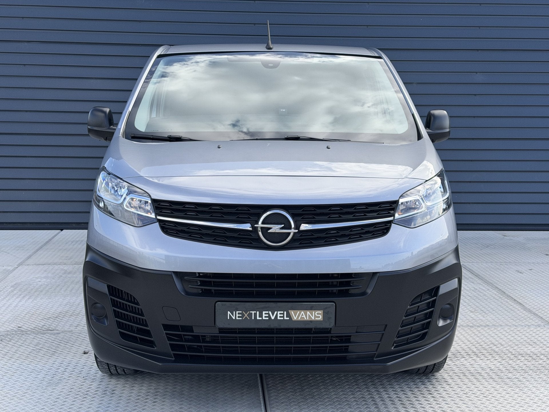 Opel Vivaro 2.0 Diesel 145 PK L2 | Camera | Trekhaak | Apple, Auto's, Voorwielaandrijving, 145 pk, Stof, Gebruikt