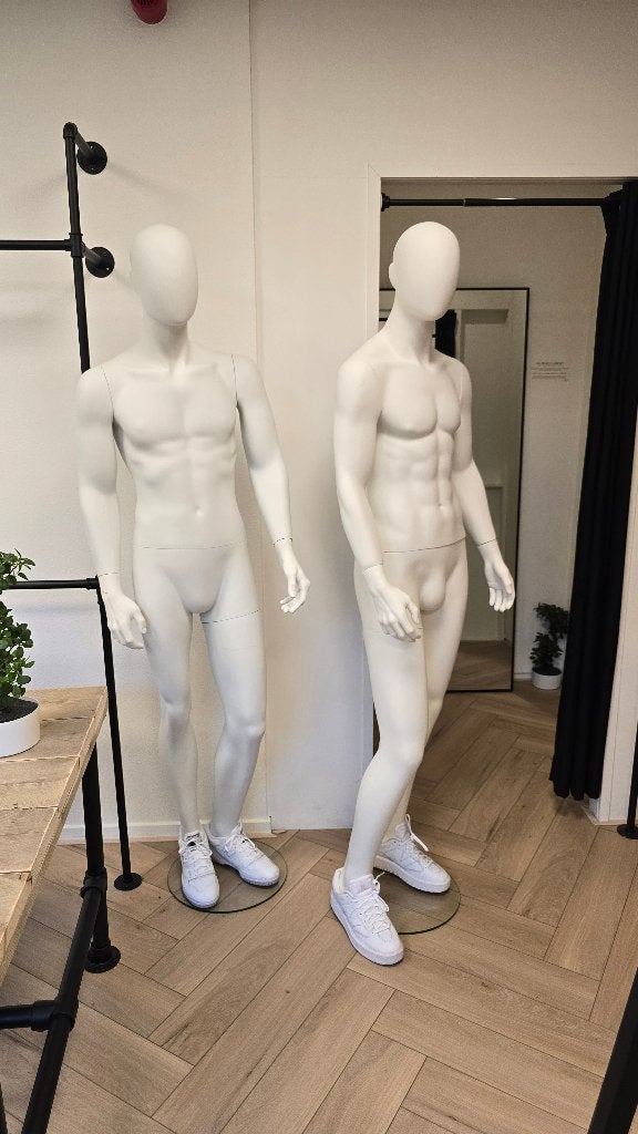 2 mannelijke paspoppen mannequins incl. New Balance sneakers, Ophalen