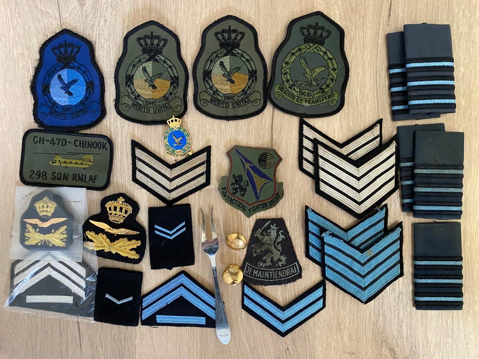 Lot luchtmacht emblemen. 32 TFS, THG klu, DHC, Verzamelen, Ophalen of Verzenden, Luchtmacht, Nederland, Embleem of Badge