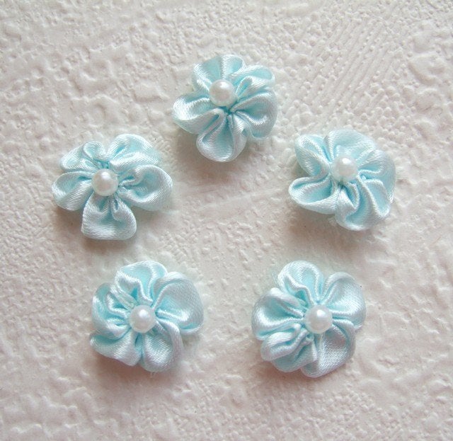 Schattige satijnen bloemetje met parel kraaltje ~2 cm ~Blauw, -, -, Overige typen, Nieuw
