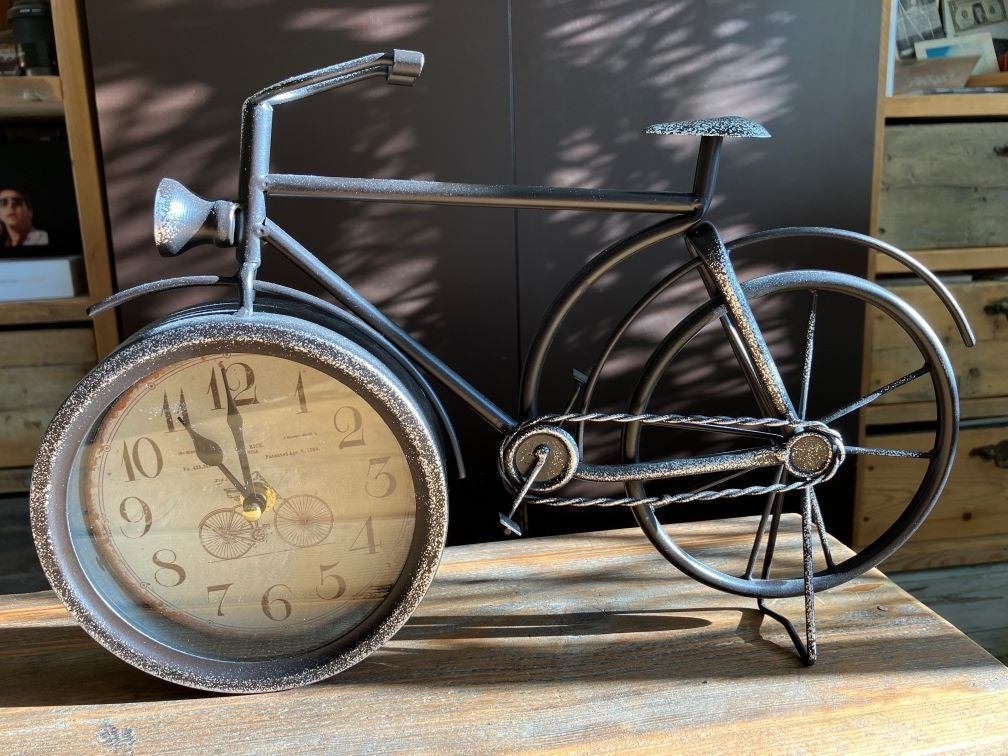 Leuke klok in vorm van een ouderwetse fiets, vaste prijs €15, Ophalen, Zo goed als nieuw, Analoog, Tafelklok