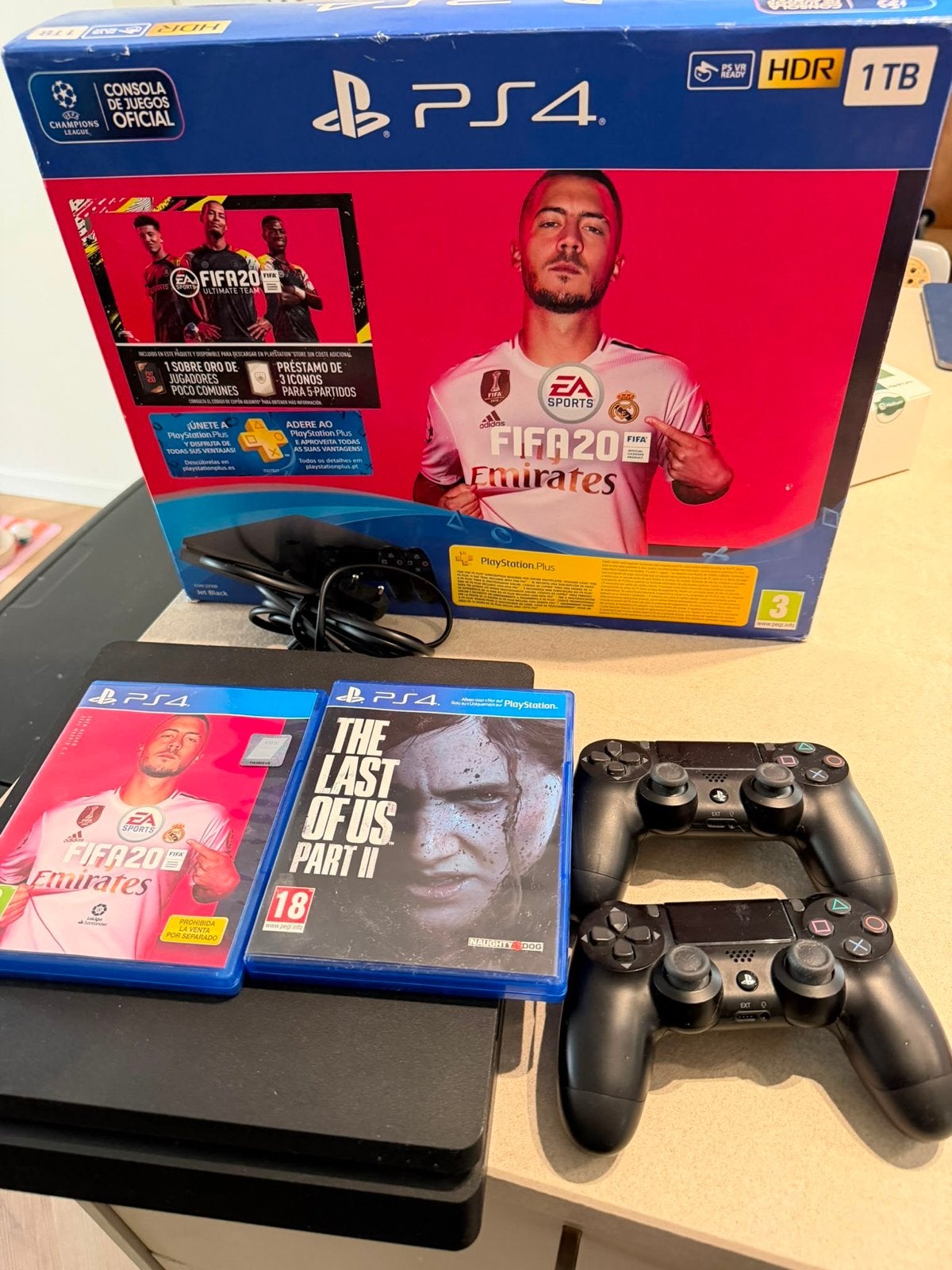 PS4 Slim 1TB met 2 controllers en 2 games, Spelcomputers en Games, Spelcomputers | Sony PlayStation 4, Met games, Met 2 controllers