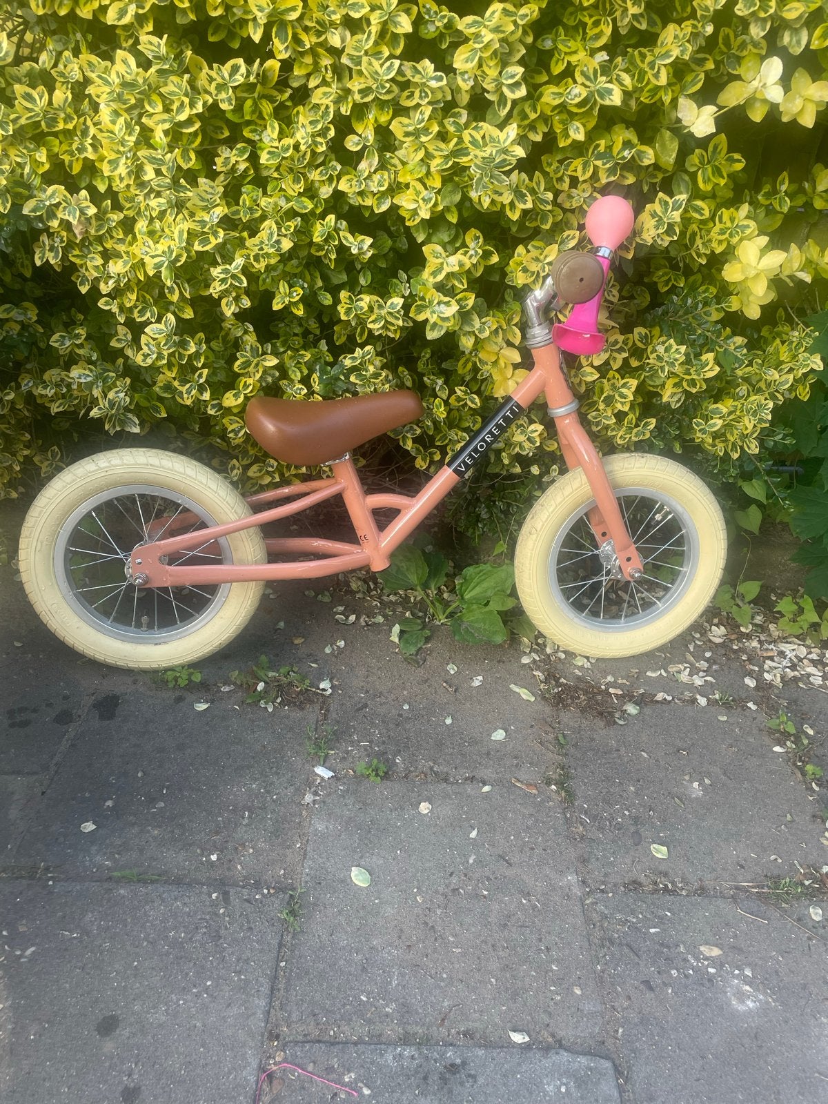 Veloretti loopfiets roze - Zo goed als nieuw, Fietsen en Brommers, Fietsen | Kinderfietsjes, Ophalen, Zo goed als nieuw, Minder dan 16 inch