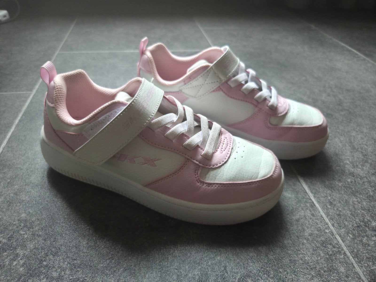 Skechers roze en witte sneakers - Maat 36, Skechers, Ophalen of Verzenden, Roze, Sneakers of Gympen