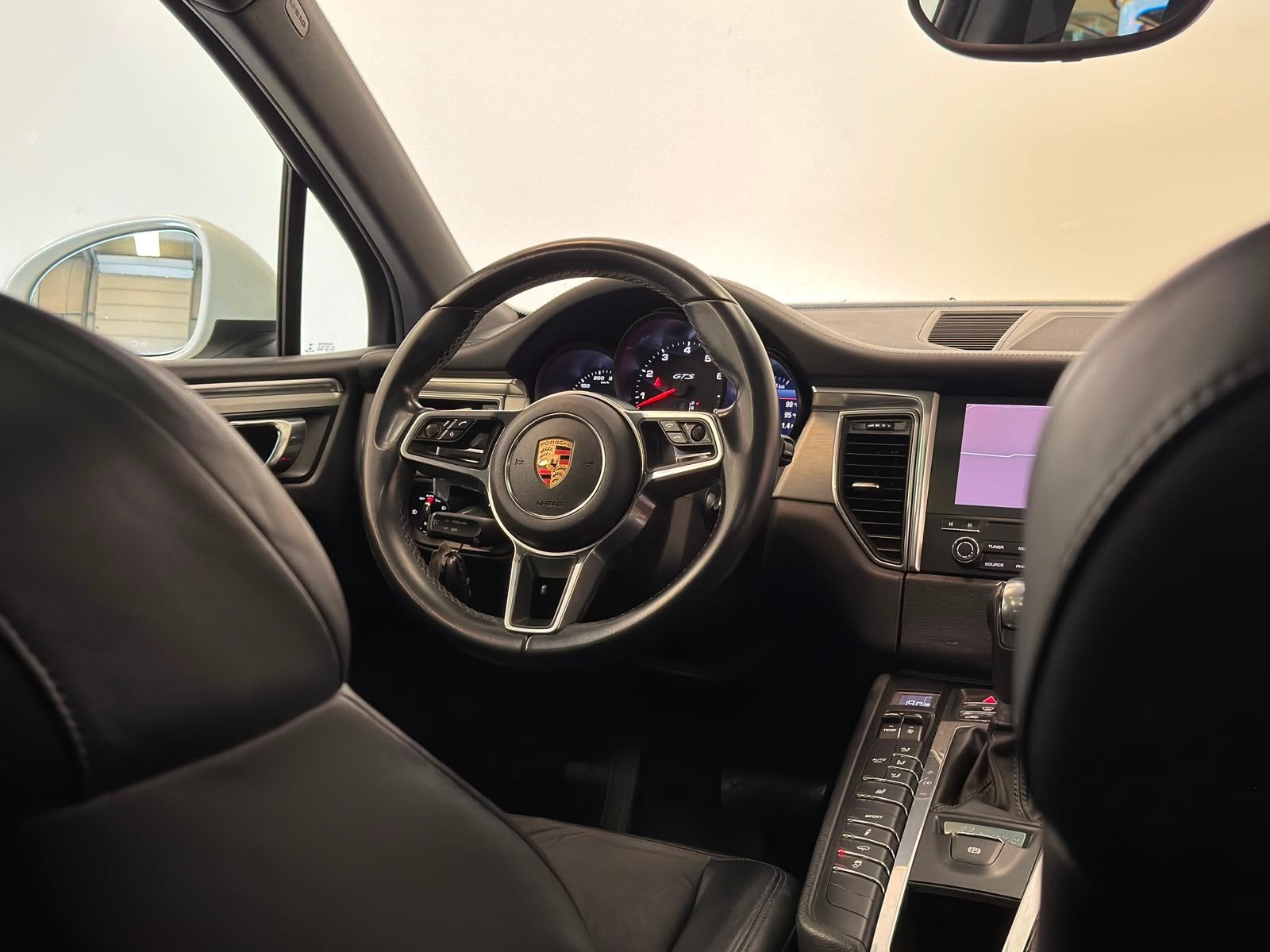 Foto 11 van Porsche Macan 3.0 GTS / Pano / Luchtvering / Trekhaak