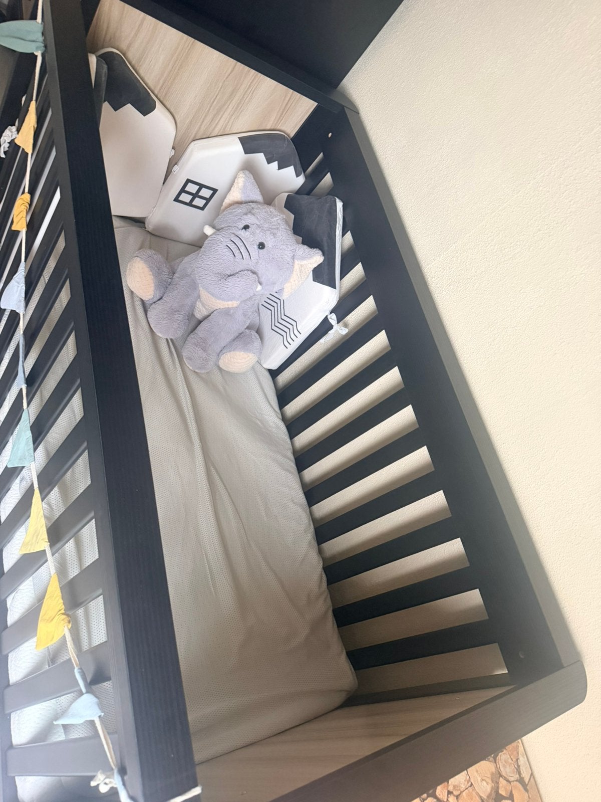 Baby bed with airflow pro mattress suitable for newborns, Kinderen en Baby's, Kinderkamer | Bedden, Zo goed als nieuw, Minder dan 140 cm
