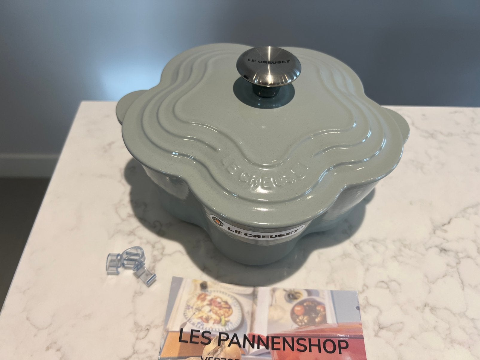 Nieuwe Le Creuset bloempan 20 cm Pistache, Geschikt voor inductie, Nieuw, Le Creuset, Ophalen of Verzenden