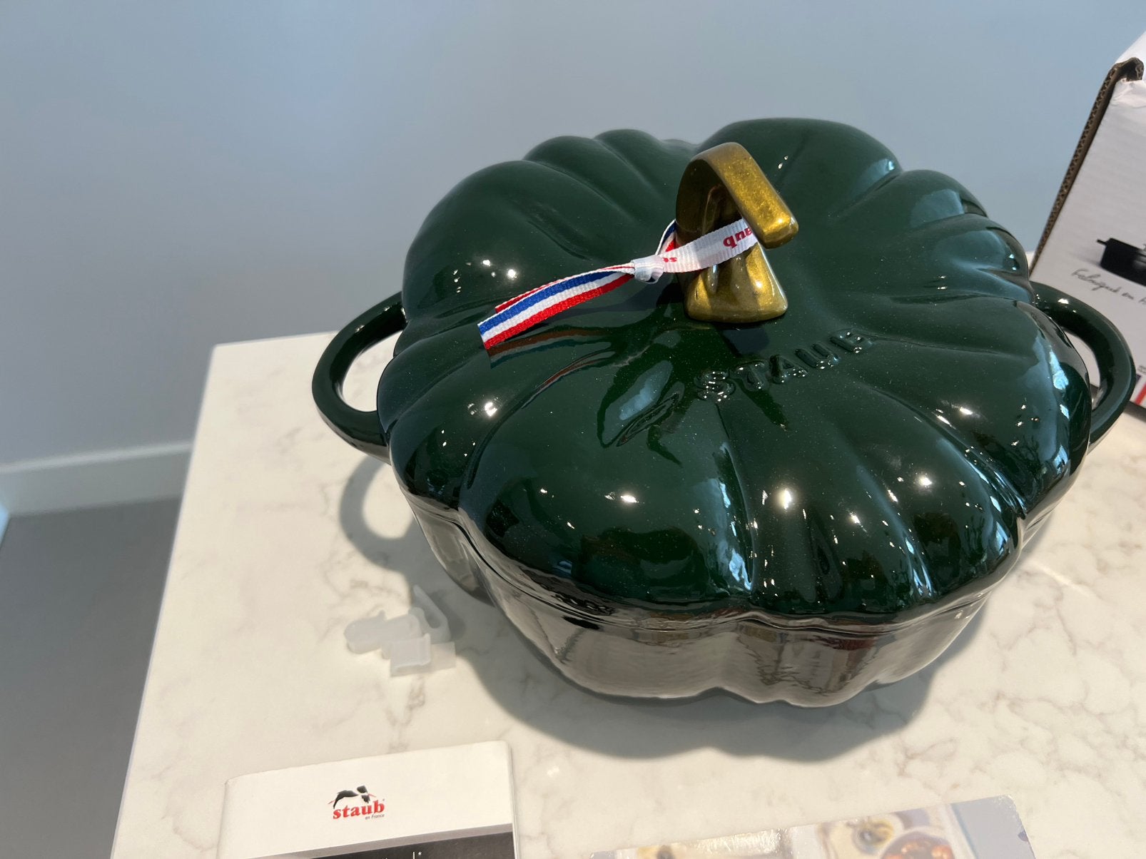 Nieuwe Staub Pompoen 24 cm Basilicum in de doos, Met handvatten, Nieuw, Ophalen of Verzenden, Staub