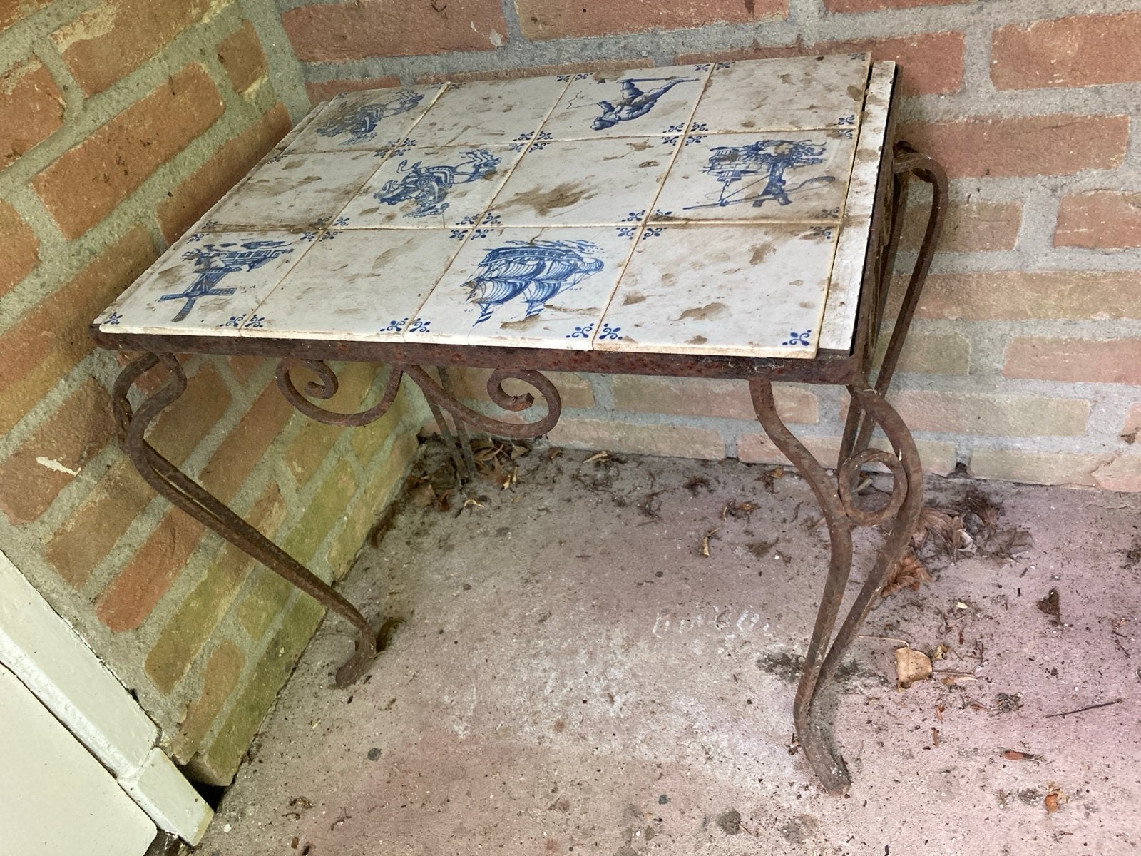 Antieke bijzettafel met Delfts blauwe tegels, Antiek en Kunst, Ophalen of Verzenden