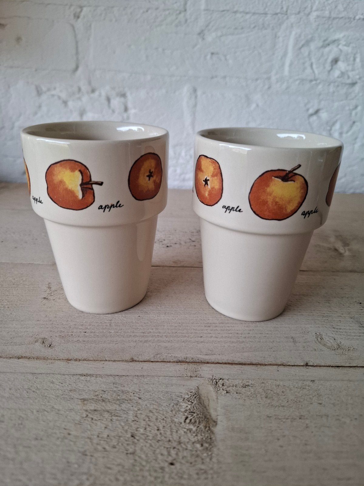Set van 2 (melk)bekers "Apple" serie van Jet ter Steege., Ophalen of Verzenden, Zo goed als nieuw, Keramiek, Jet by Ter Steege