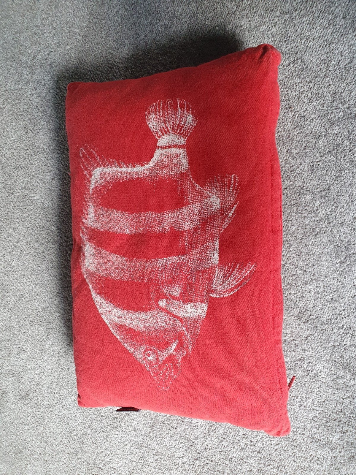 Rood kussen met visprint, gebruikt - Mood Collection 40x25cm, Ophalen of Verzenden, Gebruikt, Rood, Rechthoekig