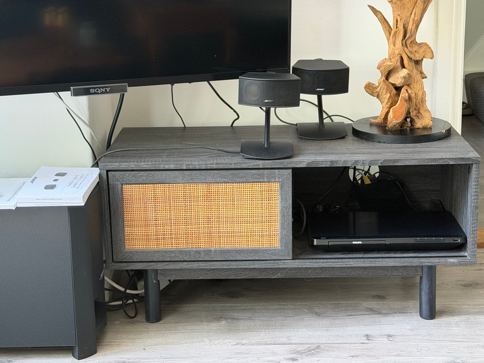 Modern TV-meubel met rotan detail, kleur grijs/bruin, Ophalen, 50 tot 100 cm, Zo goed als nieuw, Minder dan 100 cm