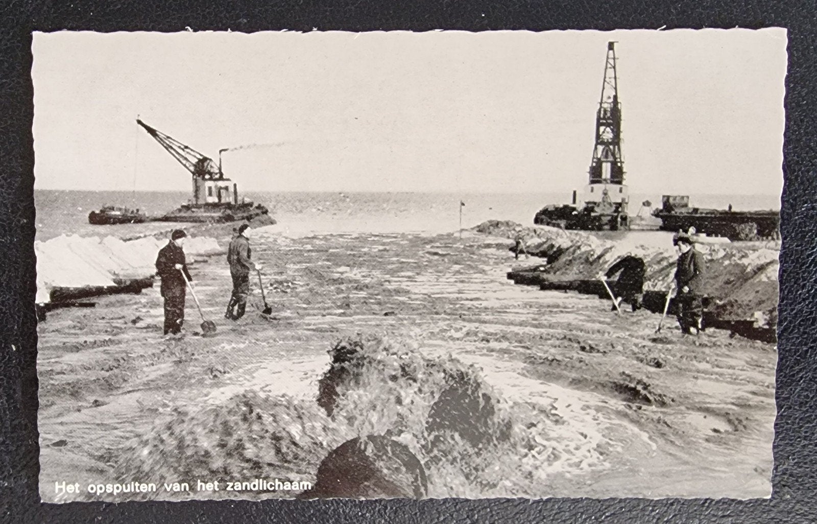Oude ansichtkaart: Het opspuiten van het zandlichaam, Ophalen of Verzenden, 1940 tot 1960, Ongelopen, Flevoland
