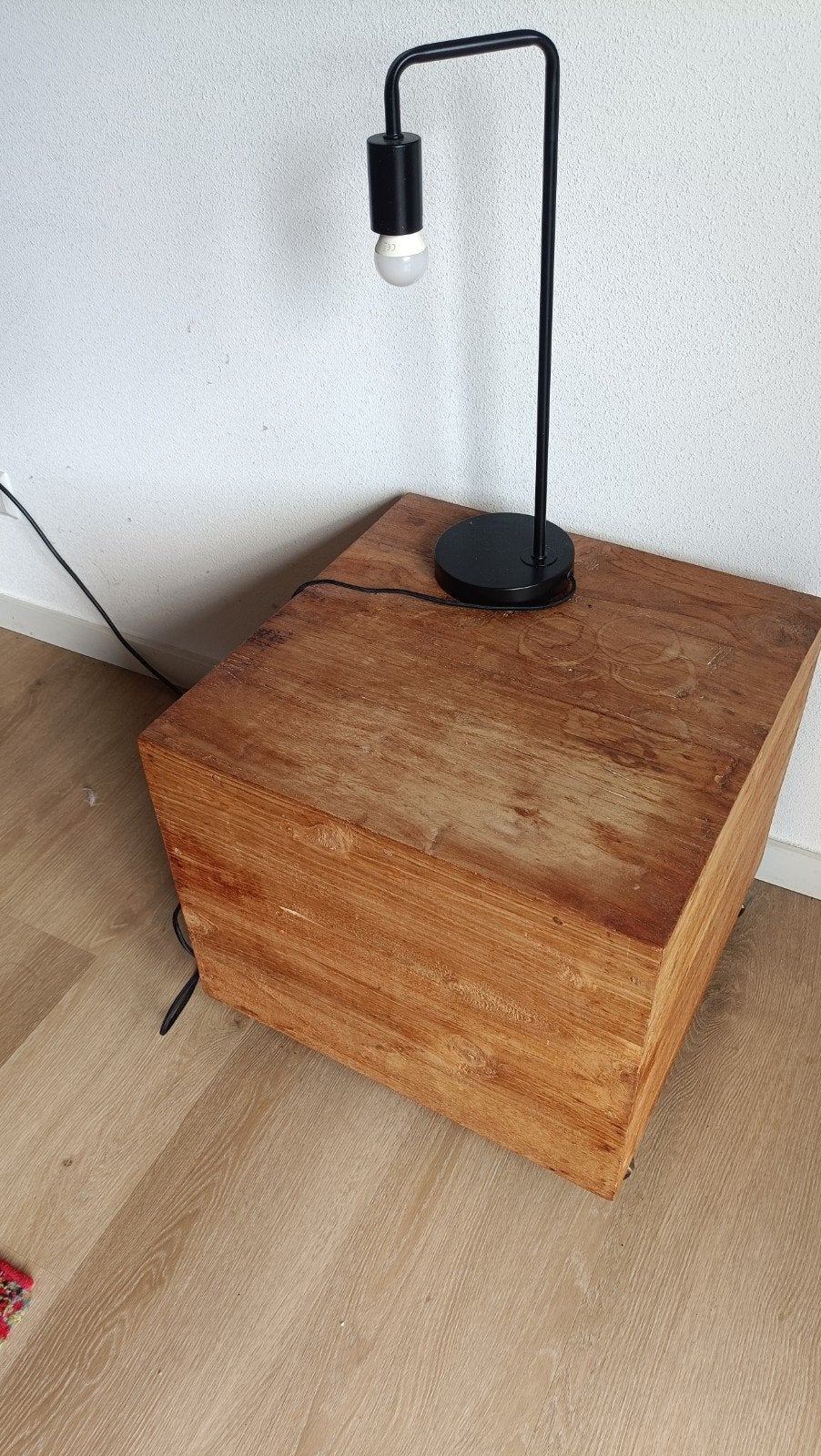 Verrijdbaar houten blok - Bijzettafel/Nachtkastje, Huis en Inrichting, Tafels | Bijzettafels, Gebruikt, Vierkant, 55 tot 75 cm