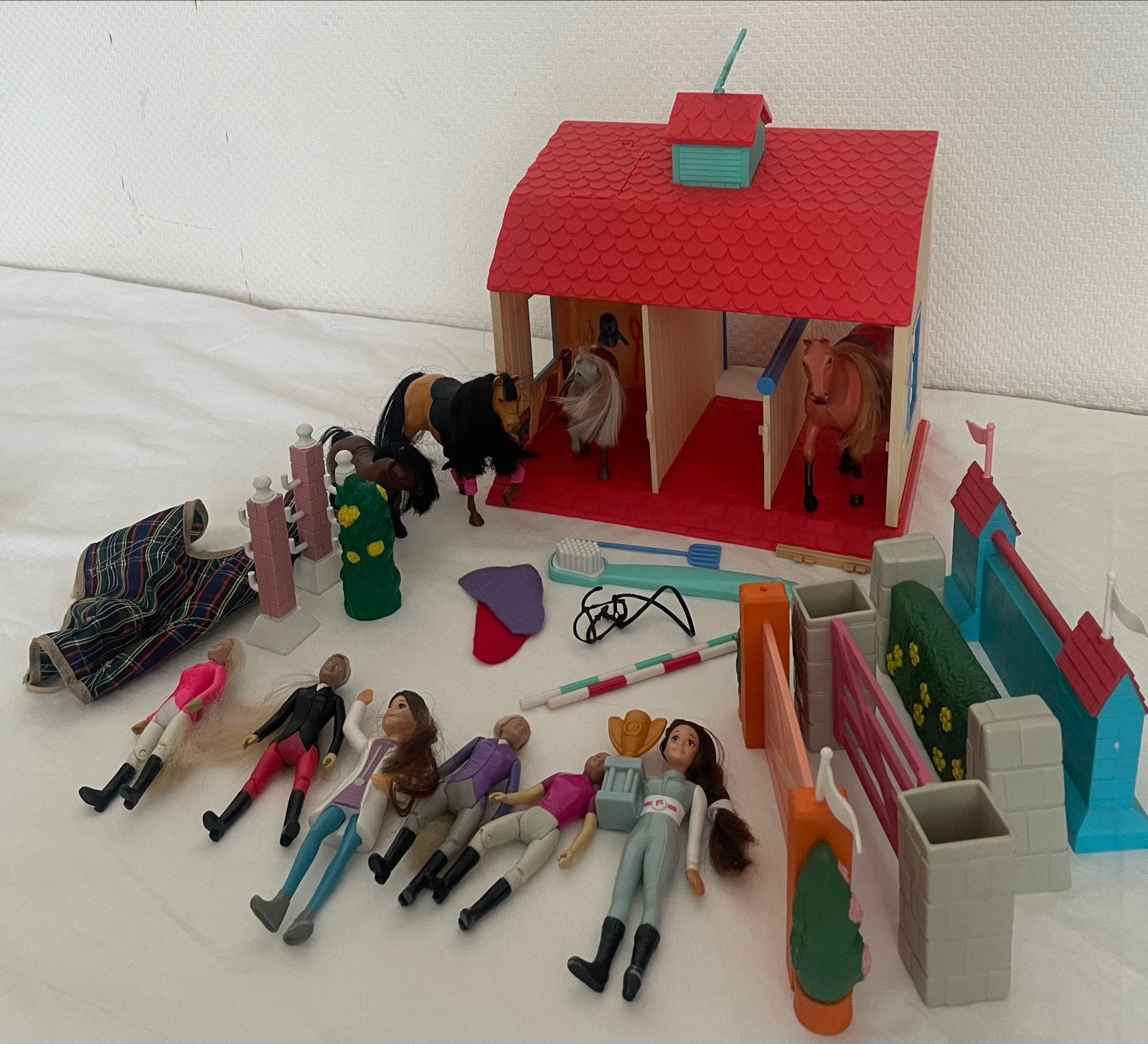 Barbie poppen en paarden met paardenstal, Ophalen, Gebruikt, Barbie